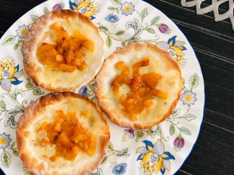 餃子の皮で☆シナモン香る枇杷とチーズのパイ風